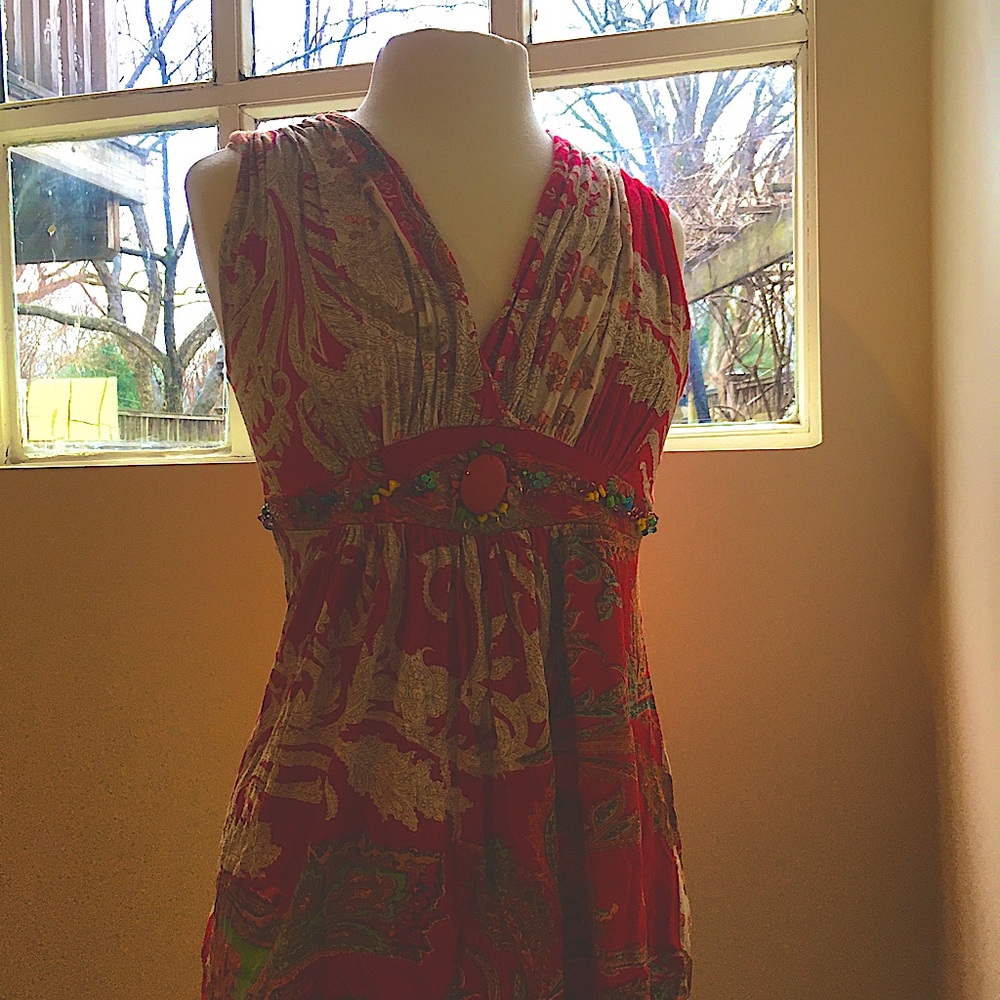 Floral patterned red blouse, sleeveless, vneck